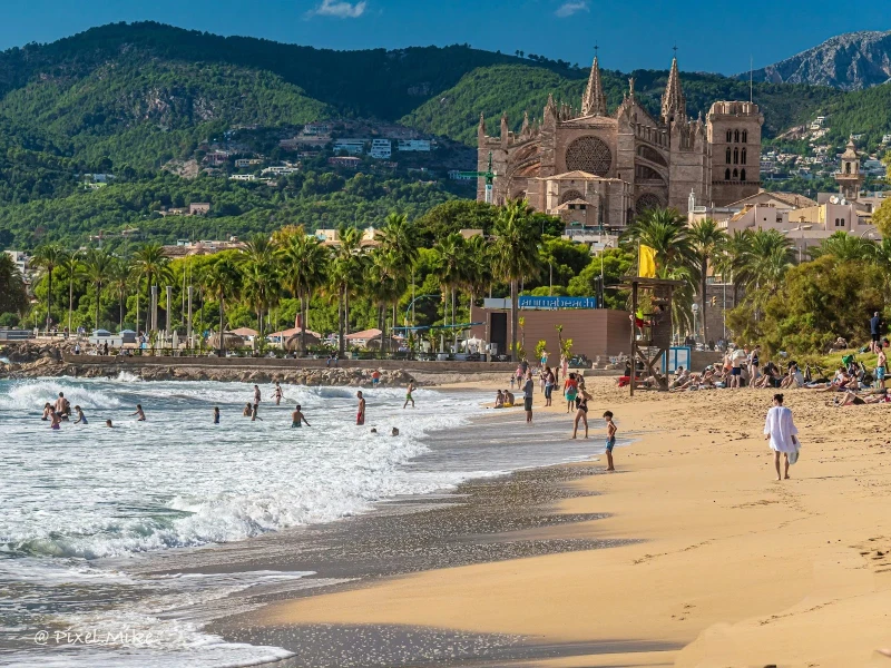 La playa de Can Pere Antoni con la catedral al fondo