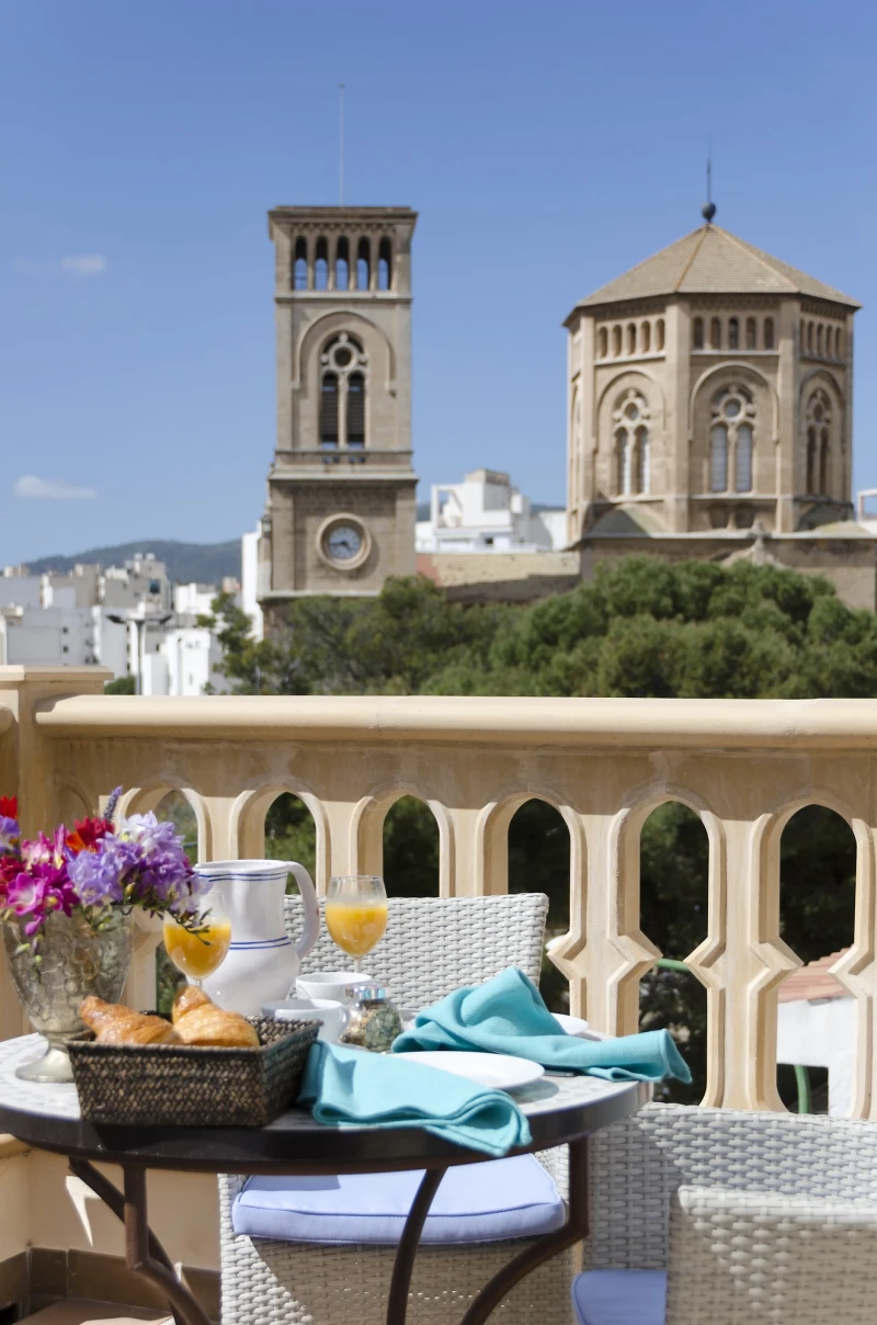 A table on the penthouse terrace with a view over the rooftops
