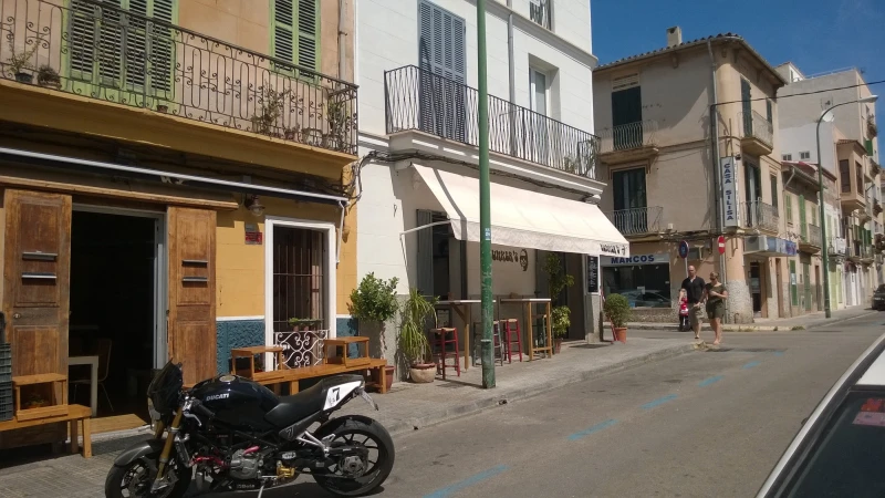 Mesas de cafetería y taburetes en la calle Soler