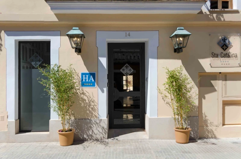 La entrada de StayCatalina en la calle Bayarte