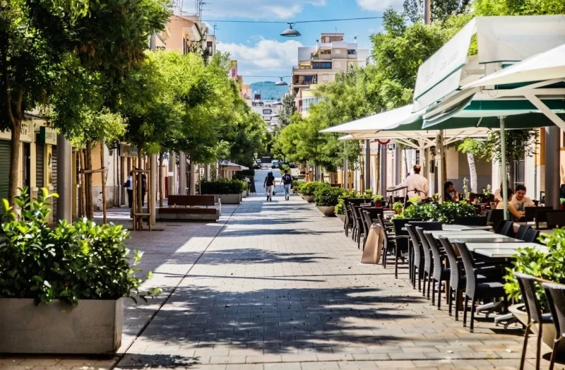Un camarero en la calle Fàbrica