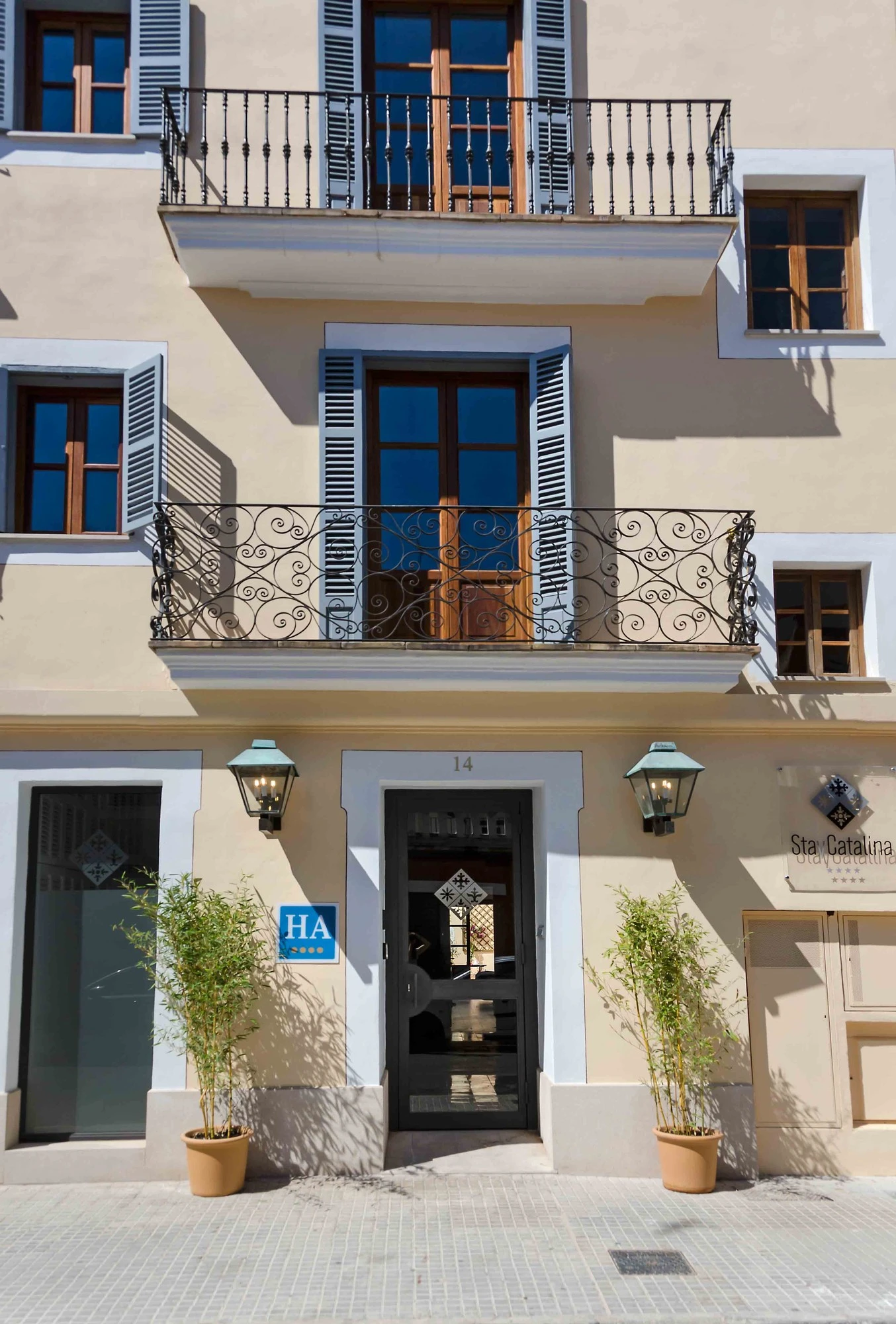 Die Fassade von StayCatalina mit ihren schmiedeeisernen Balkonen