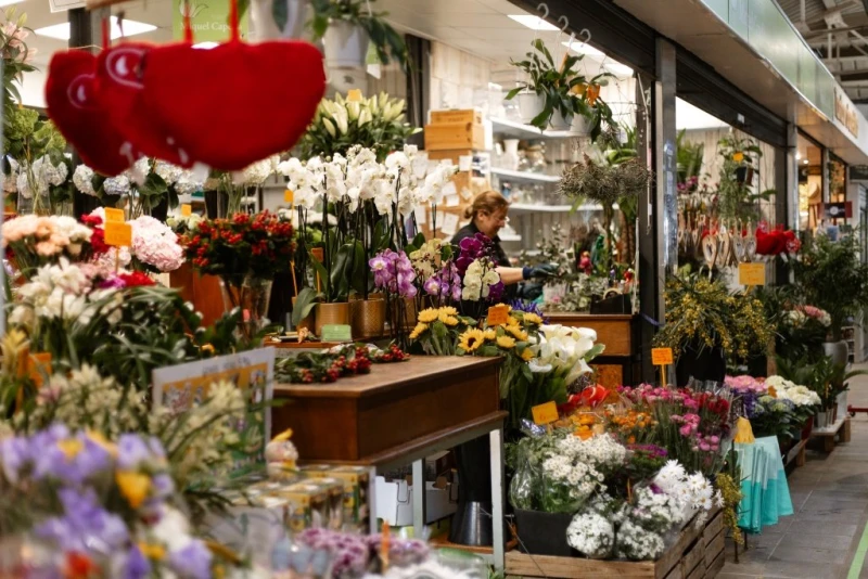 Puesto de flores en el mercado de Santa Catalina