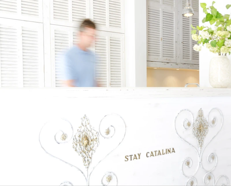 El mostrador de recepción de StayCatalina, con el nombre en el frente