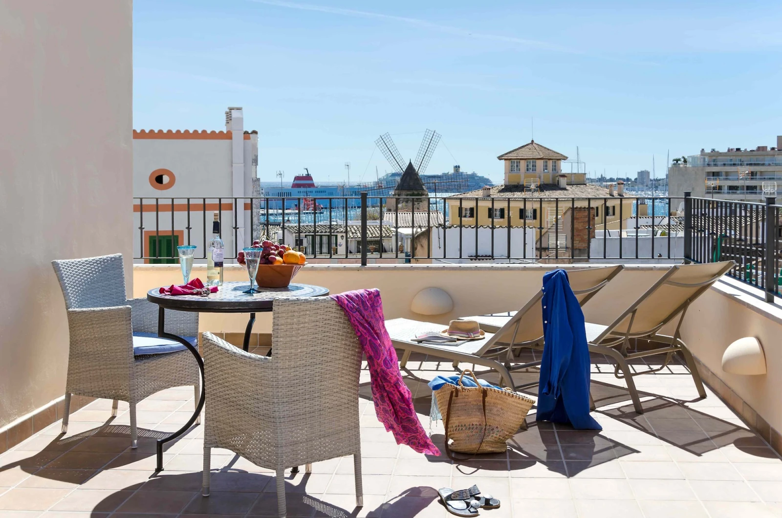 Dachterrasse mit Liegen und Blick über Santa Catalina