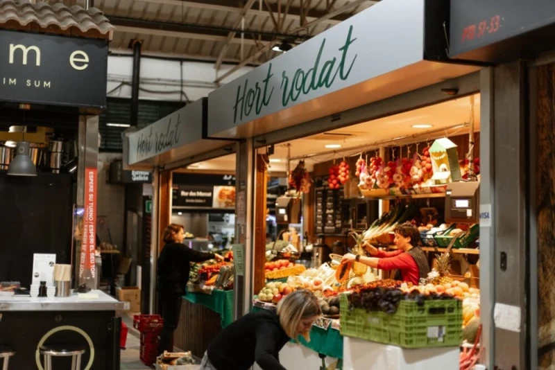 Puesto de verduras en el mercado