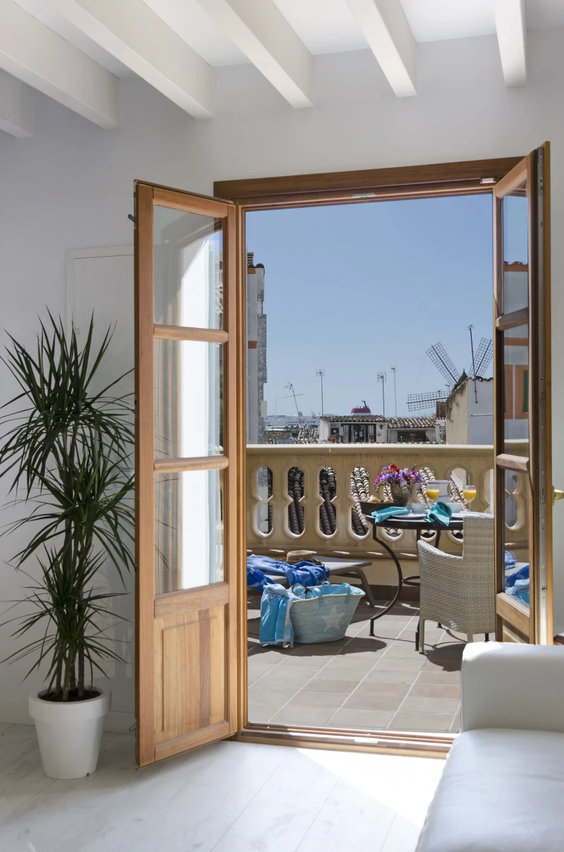 Offene Türen vom Wohnraum des Penthouses auf die Terrasse